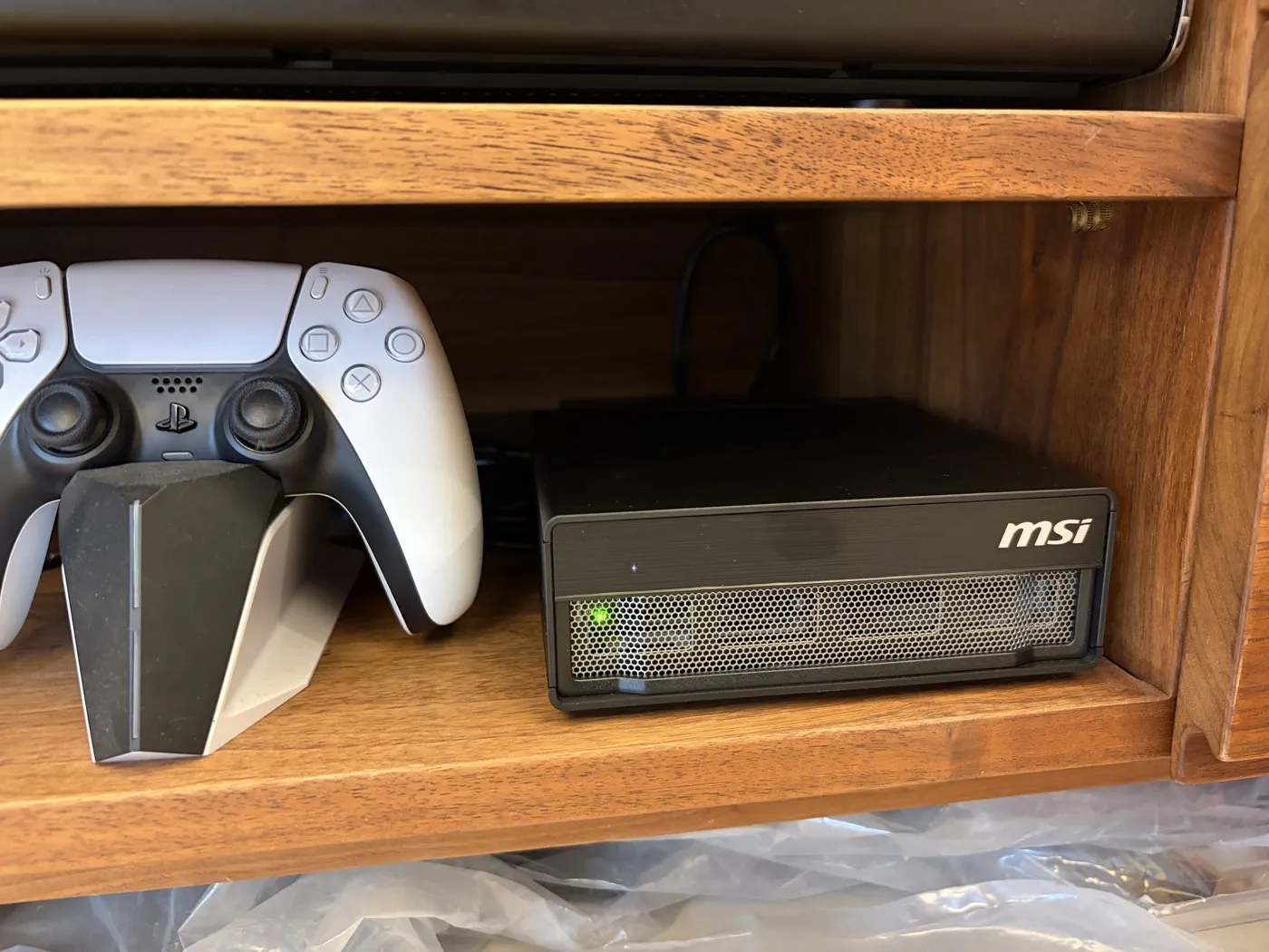 盒子和 PS5 手柄的大小对比